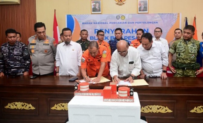Gubernur Sulsel Saksikan Penyerahan Black Box Pesawat ATR 42-500 PK-THT