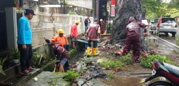 Camat Mariso Awali Tugas dengan Memantau Pembersihan Drainase