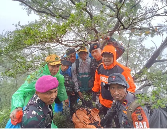 Tanpa Mengenal Lelah Prajurit Hasanuddin Hantam Medan Terjal Mengevakuasi Korban