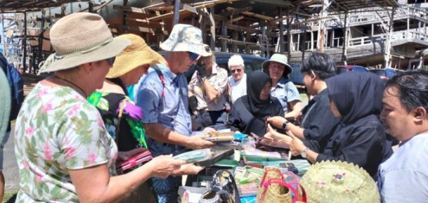 Pesona Pinisi Mendunia: Kadisparpora Sambut 90 Wisatawan MV Coral Geographer di Tana Beru