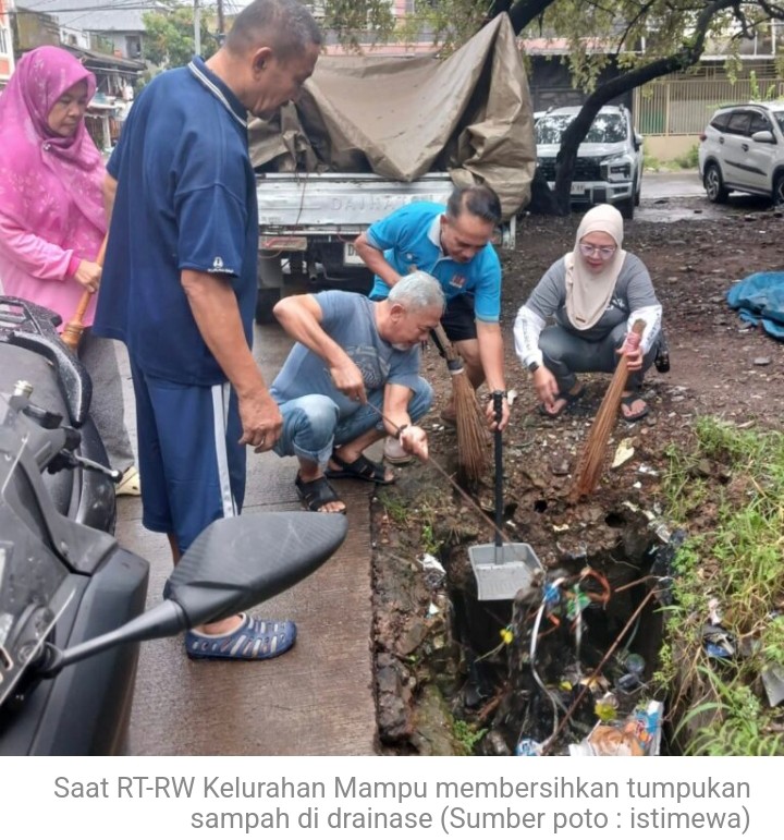 Lurah Mampu dan Para Ketua RT-RW Bersama Warga Kelurahan Kerja Bakti Bersihkan Drainase Antisipasi Banjir